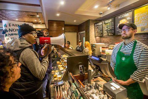 Starbucks cerró sus tiendas en E.U. para educar a sus empleados sobre racismo
