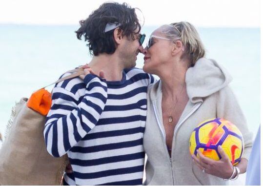 Sharon Stone cumple 60 años y se luce con su nuevo noviecito en la playa