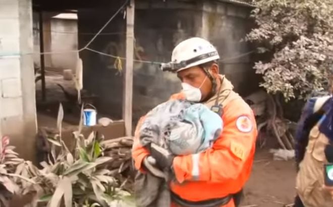 Rescatistas rompen en llanto mientras cargan los cuerpos de bebés calcinados