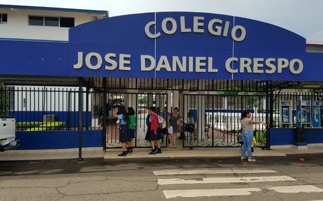 Pillan a depravado tocándose fuera del colegio José Daniel Crespo| Circula video
