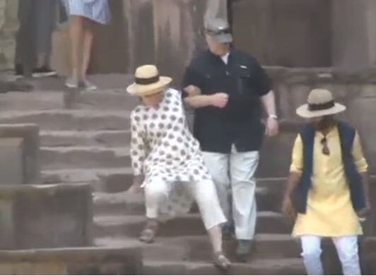 ¡Casi se cae! Hilary Clinton estuvo a punto de rodar por las escaleras en India 