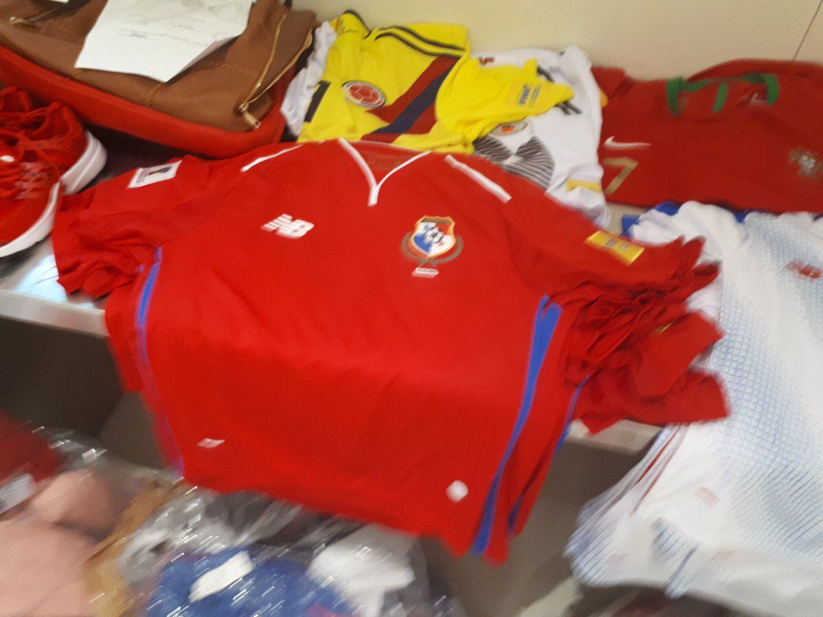 Decomisan más camisetas falsas de la Selección de Panamá en Aduana