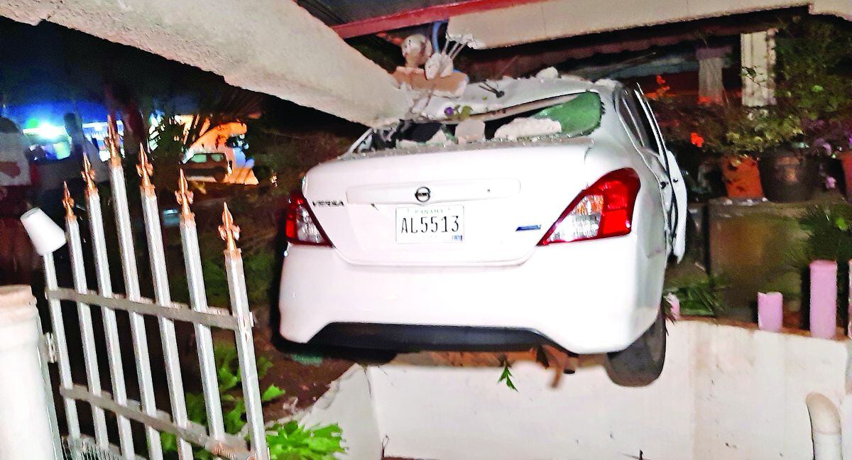 Conductor de automóvil que quedó incrustado dentro de una casa en a Arraiján es miembro de un estamento de la Fuerza Pública
