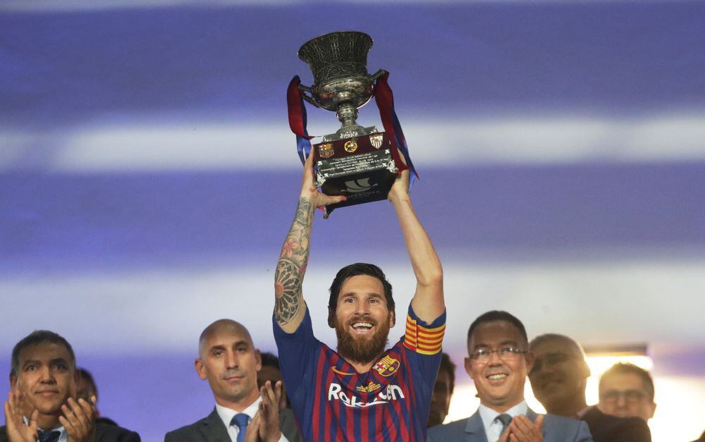 Es un hecho. Leo Messi levanta su primer título como capitán del Barça