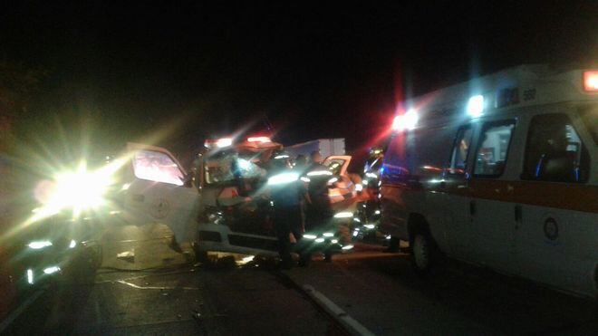  5 HERIDOS. Ambulancia choca contra un camión