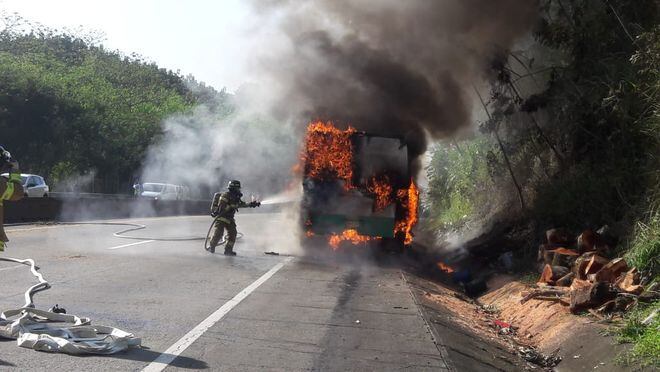 Bus de Colón ardió, se incendia en plena autopista. Pasajeros entraron en pánico