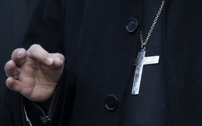 Condenan a sacerdote a más de 16 años de cárcel por violar a una menor