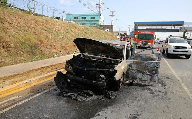 Vehículo se incendia en la vía Tocumen