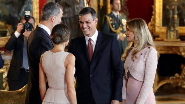 El presidente español hace un papelón en protocolo con los reyes de España