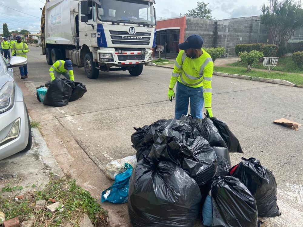 Moradores de Don Bosco optan  por servicio de recolección de los desechos privado. Video