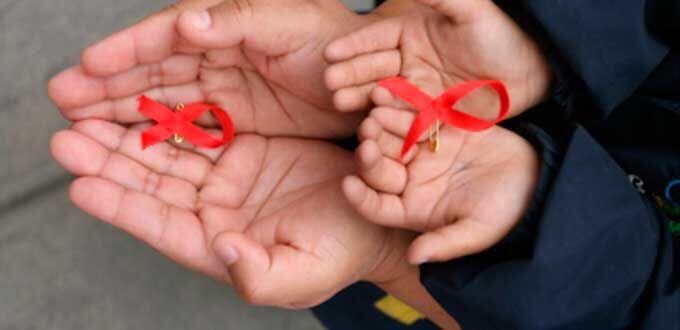 Médicos trasplantan hígado de madre con VIH a su hijo moribundo no infectado