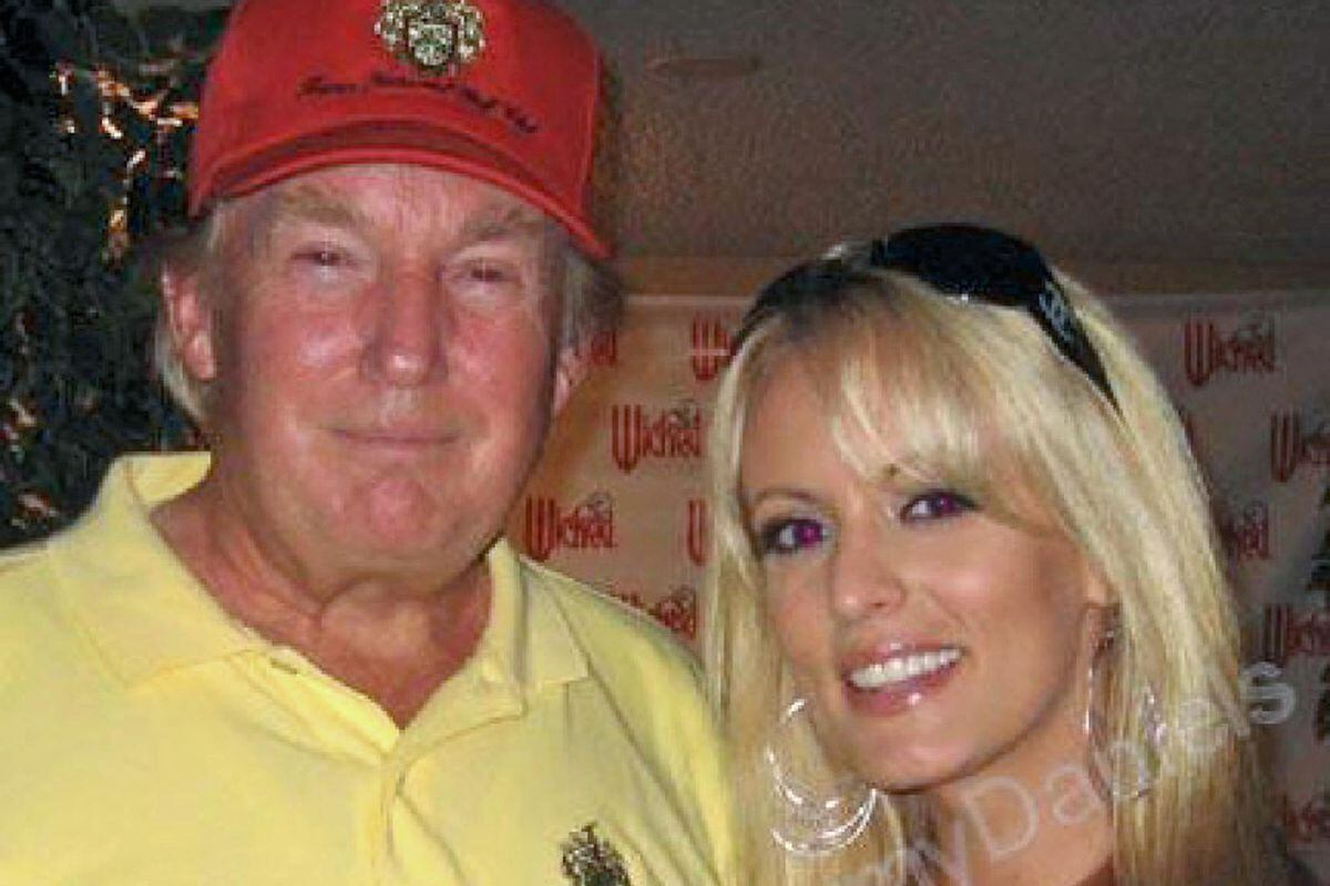 Sale a la venta libro de la actriz porno Stormy y detalla relación con Trump