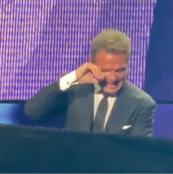 Luis Miguel no contiene sus lágrimas y rompe en llanto durante concierto