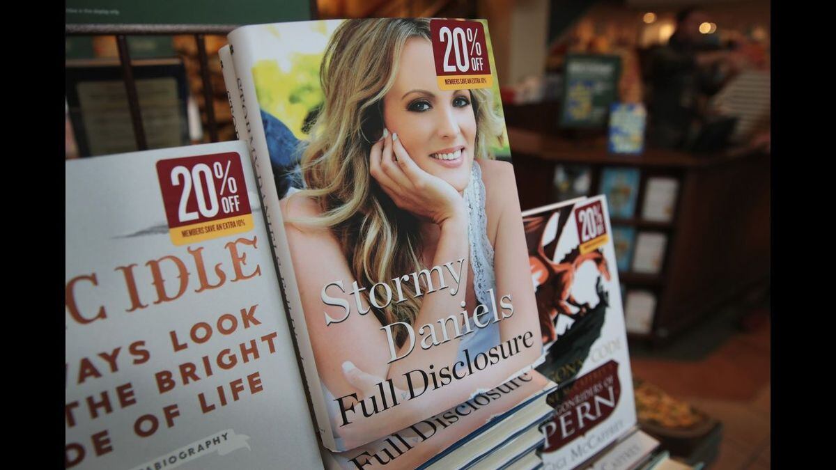 Sale a la venta libro de la actriz porno Stormy y detalla relación con Trump