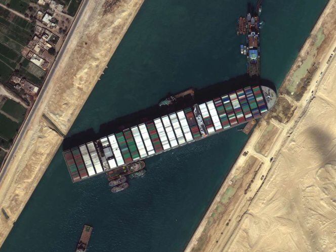El canal de Suez sigue bloqueado por barco con bandera panameña, hay más de 270 buques esperando para cruzar