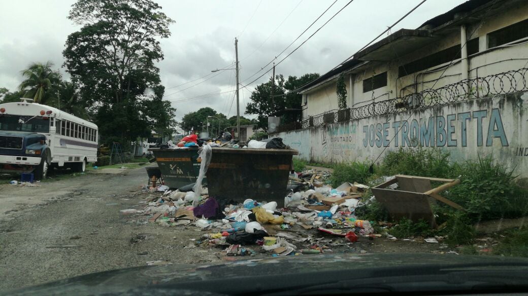 Tanques de basura en plena calle podrían causar una desgracia en Pedregal| Fotos