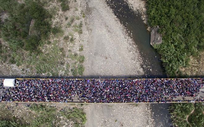 Las fotos de venezolanos huyendo hacia Colombia que dan la vuelta al mundo