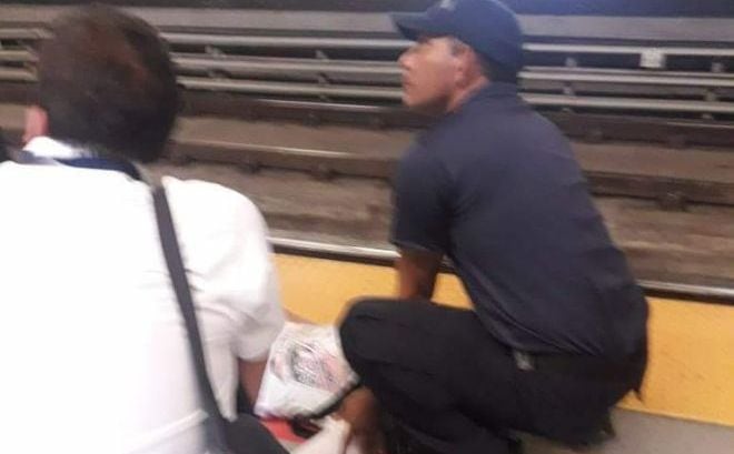 Mujer cae en rieles del metro en estación La Lotería.Bombero se lanza al rescate