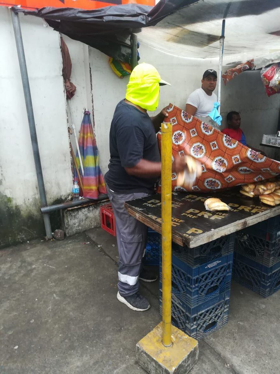 Autoridades sorprenden a venezolanos vendiendo buhonería en San Isidro