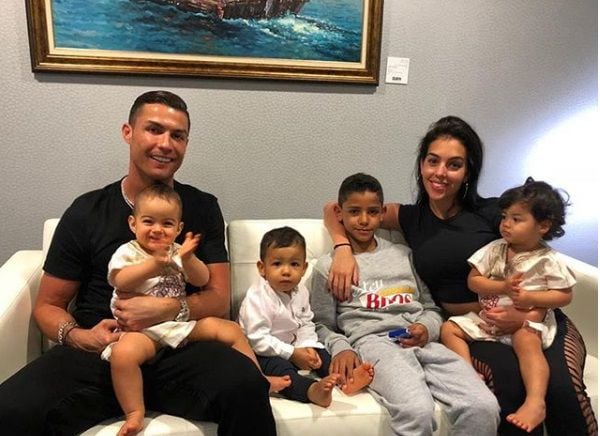 Cristiano juega con el balón de su último 'hat trick' en casa con sus bebés