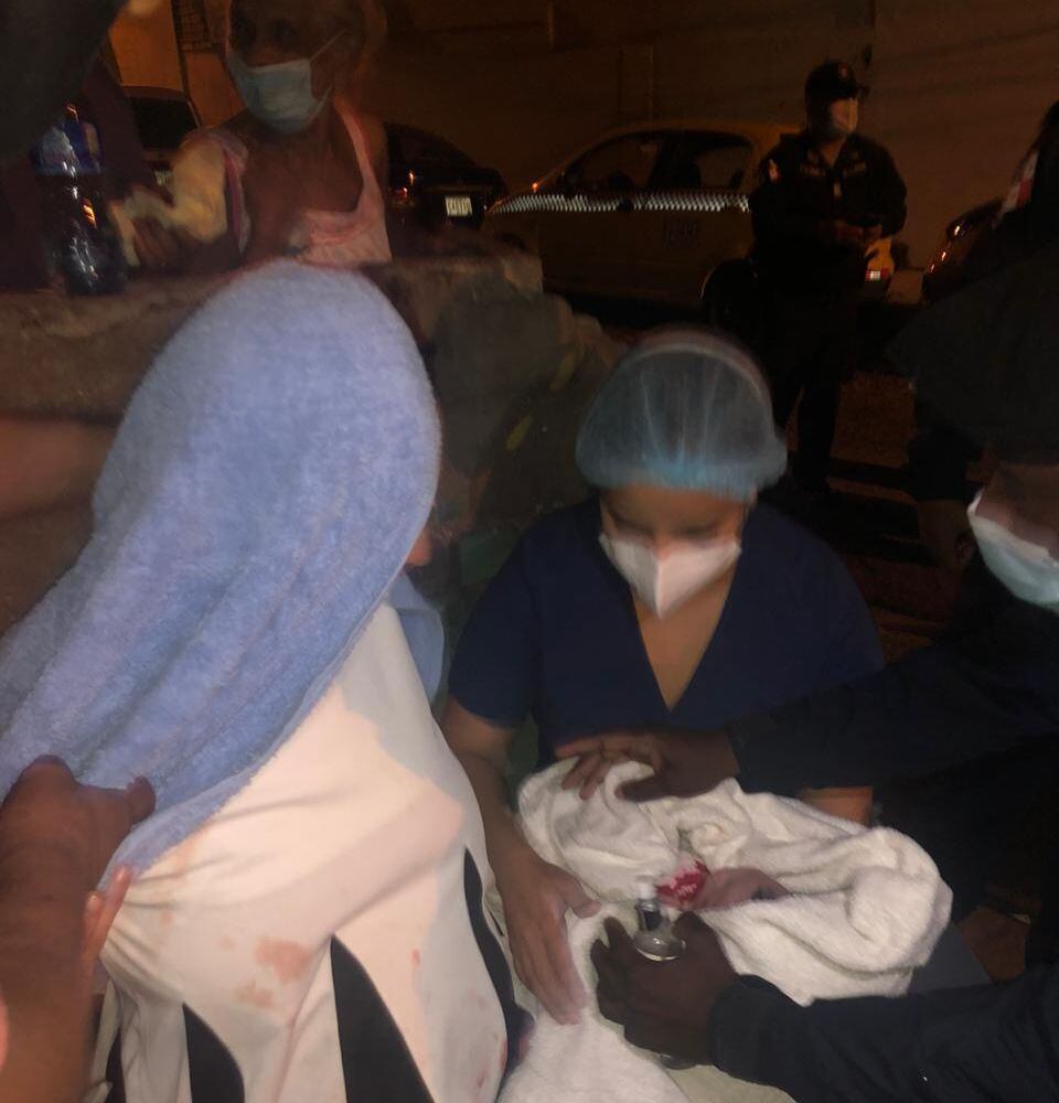 Impresionante. Mujer da a luz en plena calle, en Santa Ana. Encontró una enfermera en su camino. Video