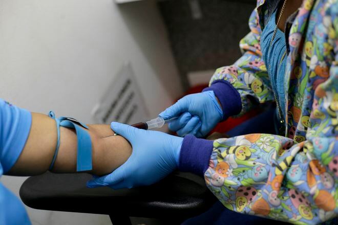 Ante la falta de medicamentos pacientes de VIH en Venezuela beben brebaje