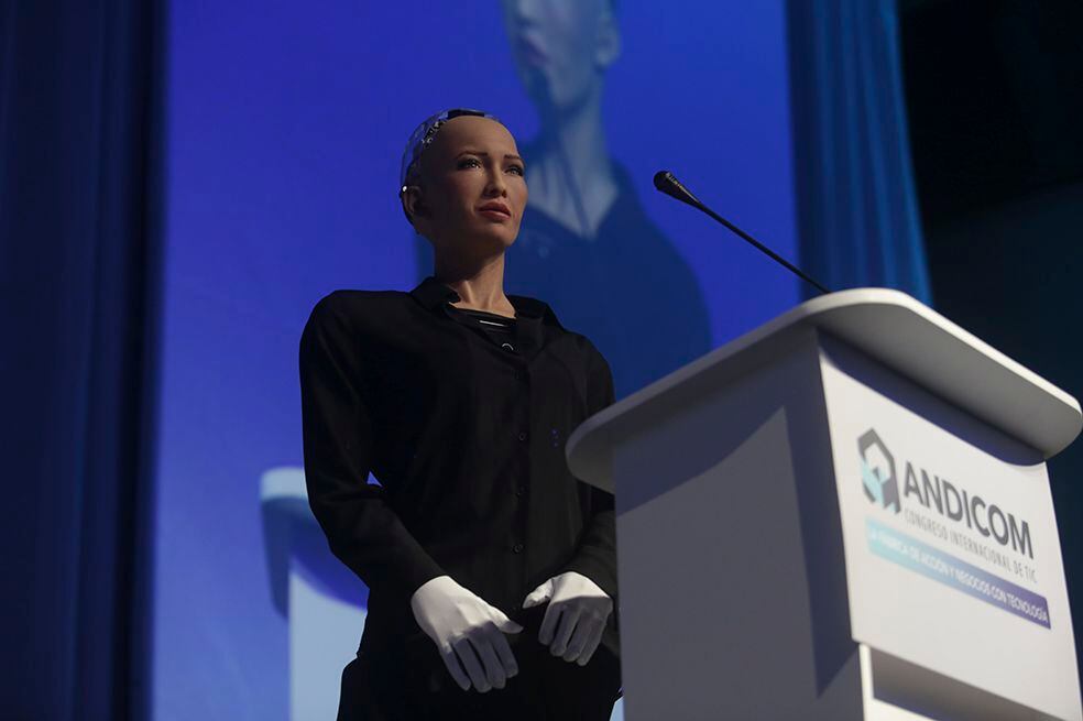 La robot Sophia cautivó a los colombianos al ofrecerle una sincera conferencia