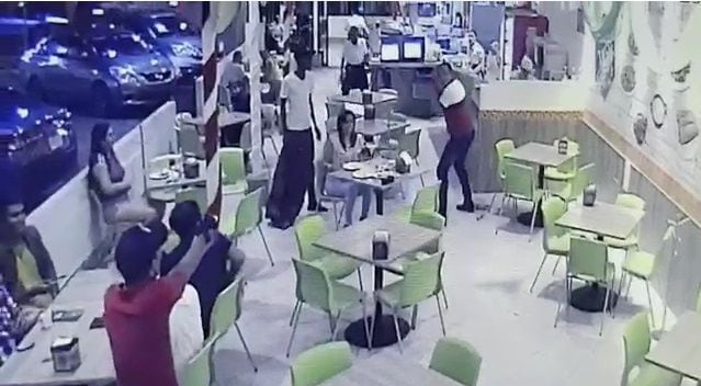 Maleantes. Asaltan a mano armada a clientes de un restaurante en Vía Brasil. Golpean a un comensal. Video