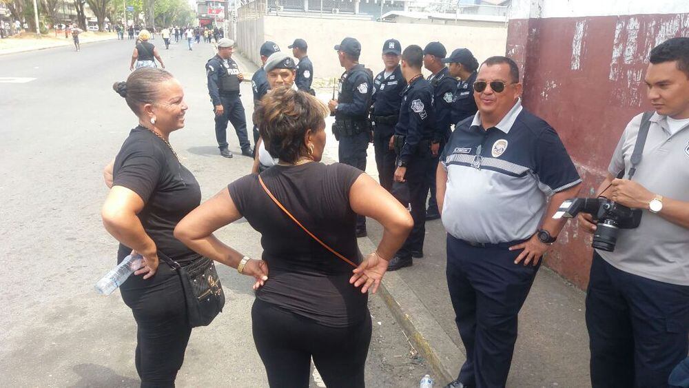 ¡IRRESPETO! Colonenses se fajan con el director de la Policía y lo agreden