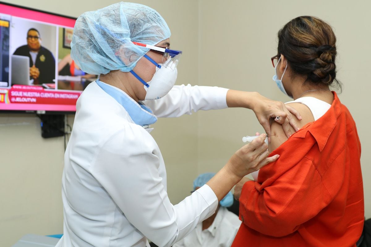 Este miércoles inició el proceso de vacunación contra la influenza a funcionarios de Salud