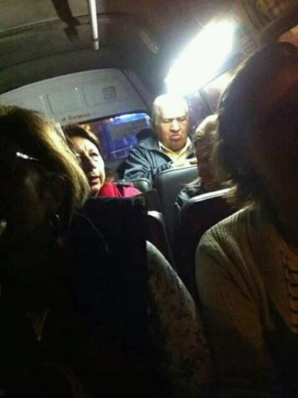 Fotos de un hombre muy parecido a Hugo Chávez en un bus se hacen virales
