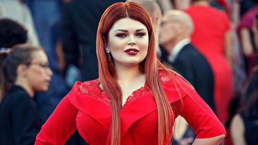 VIDEO | modelo rusa 'pierde' la falda en plena alfombra roja de Cannes