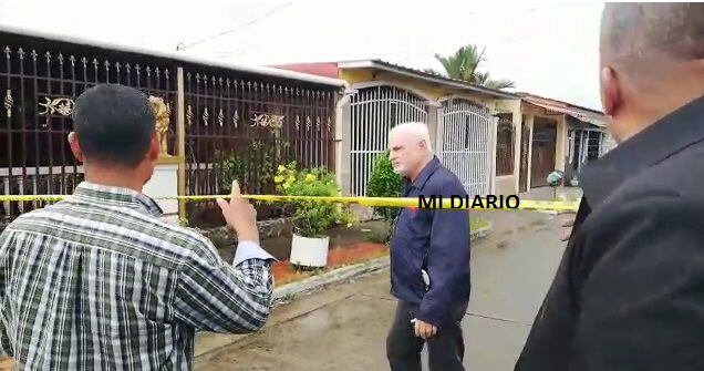 Asesinan a presunto esposo de abogada de Martinelli. El expresidente llega a la escena del crimen en Las Acacias. Video