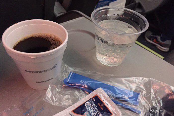 Azafata dice que el agua con el que se hacen bebidas en aviones es de inodoros
