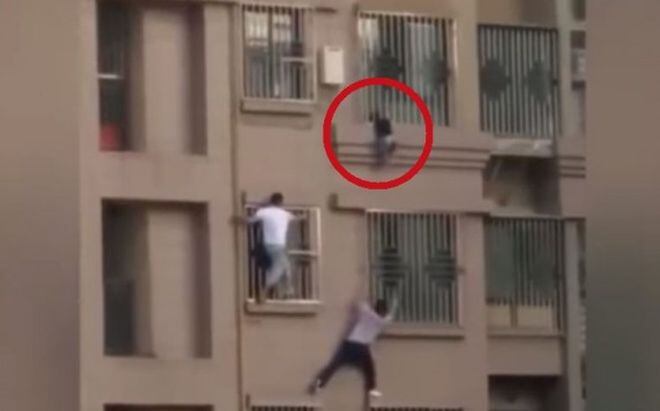 Hombres trepan cuatro pisos para salvar a niño que colgaba de edificio| VIDEO