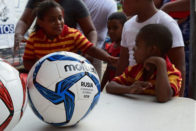 José Luis Rodríguez llena de balones de fútbol a los niños de El Chorrillo