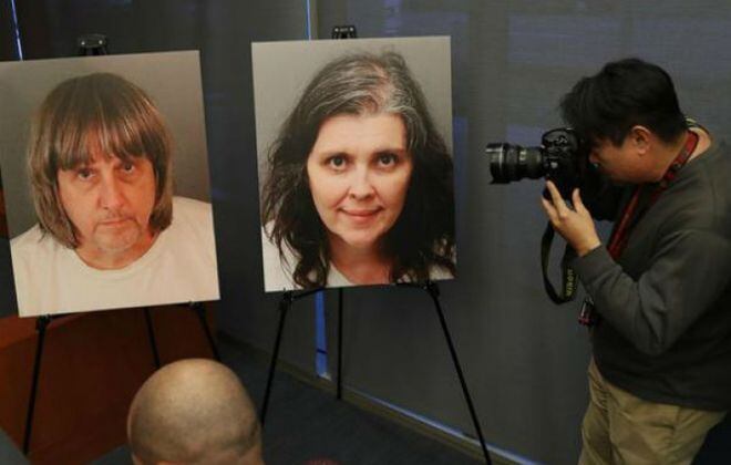 La pareja que secuestró y torturó a sus 13 hijos en EEUU no podrá contactarlos