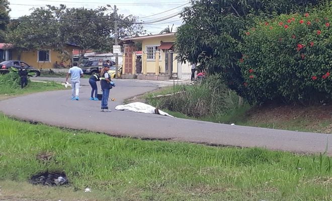 LO ÚLTIMO| Auto cae en quebrada en Nuevo Arraiján. Un muerto y un herido grave 