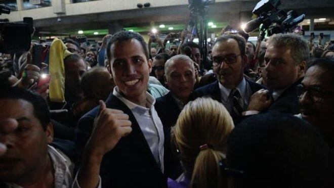 Juan Guaidó llegó a Caracas en un vuelo comercial desde Panamá