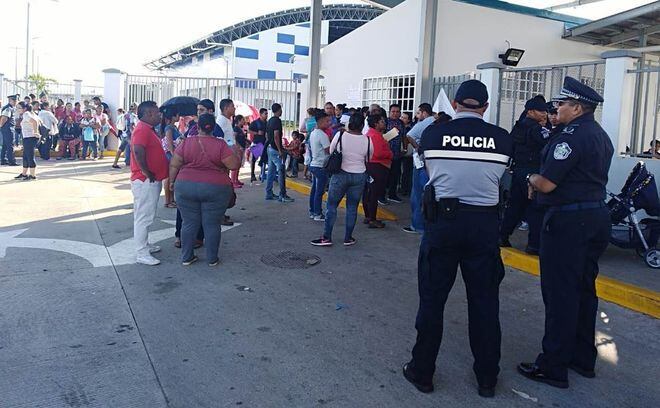 Ánimos caldeados. Durmieron fuera de la escuela por un cupo en Pacora