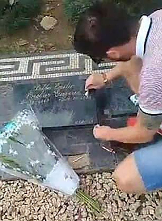 Aspiró cocaína sobre la tumba de Pablo Escobar y ahora vive una pesadilla