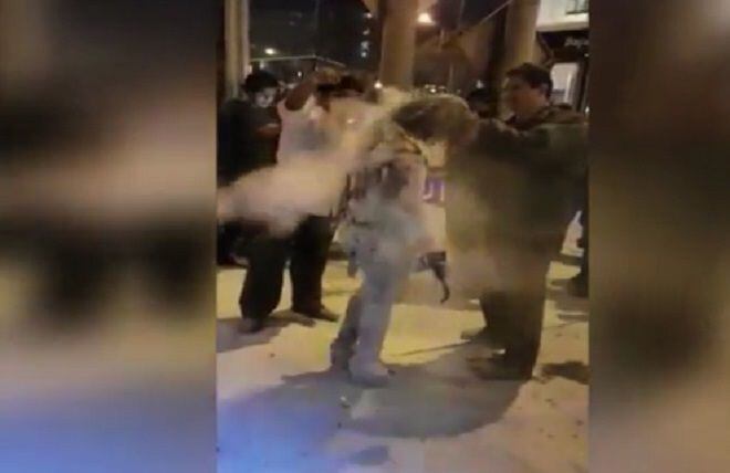 ¡MALVADO! Hombre obsesionado quema a joven universitaria en un bus