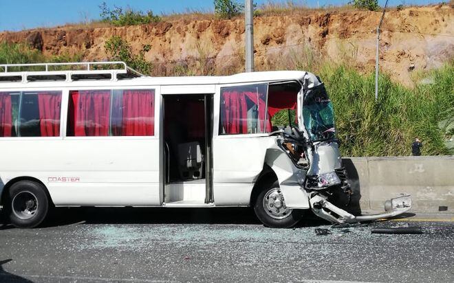 Hay tres pasajeros heridos por el fuerte accidente de buses en la autopista  