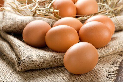 Puede comer huevo, pues estos no aumentan el colesterol en la sangre