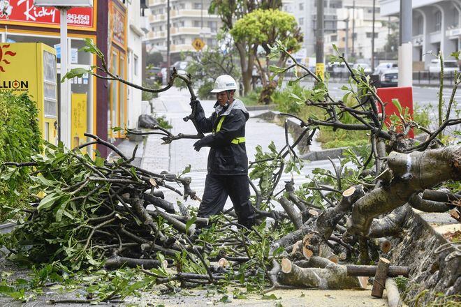 El tifón Trami lleva 5 heridos y dejó sin luz ni vuelos a Japón tras impactarlo