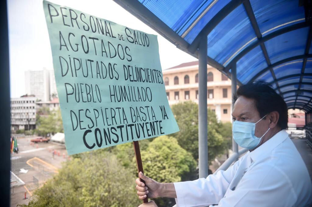 La razón por la que este médico protesta solo en las calles de Panamá. Video