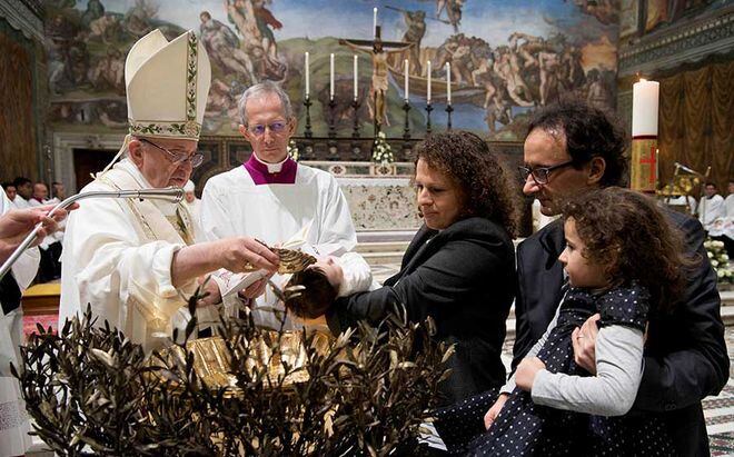 VIDEO| El Papa bautiza a 34 niños; alienta a madres a amamantarlos