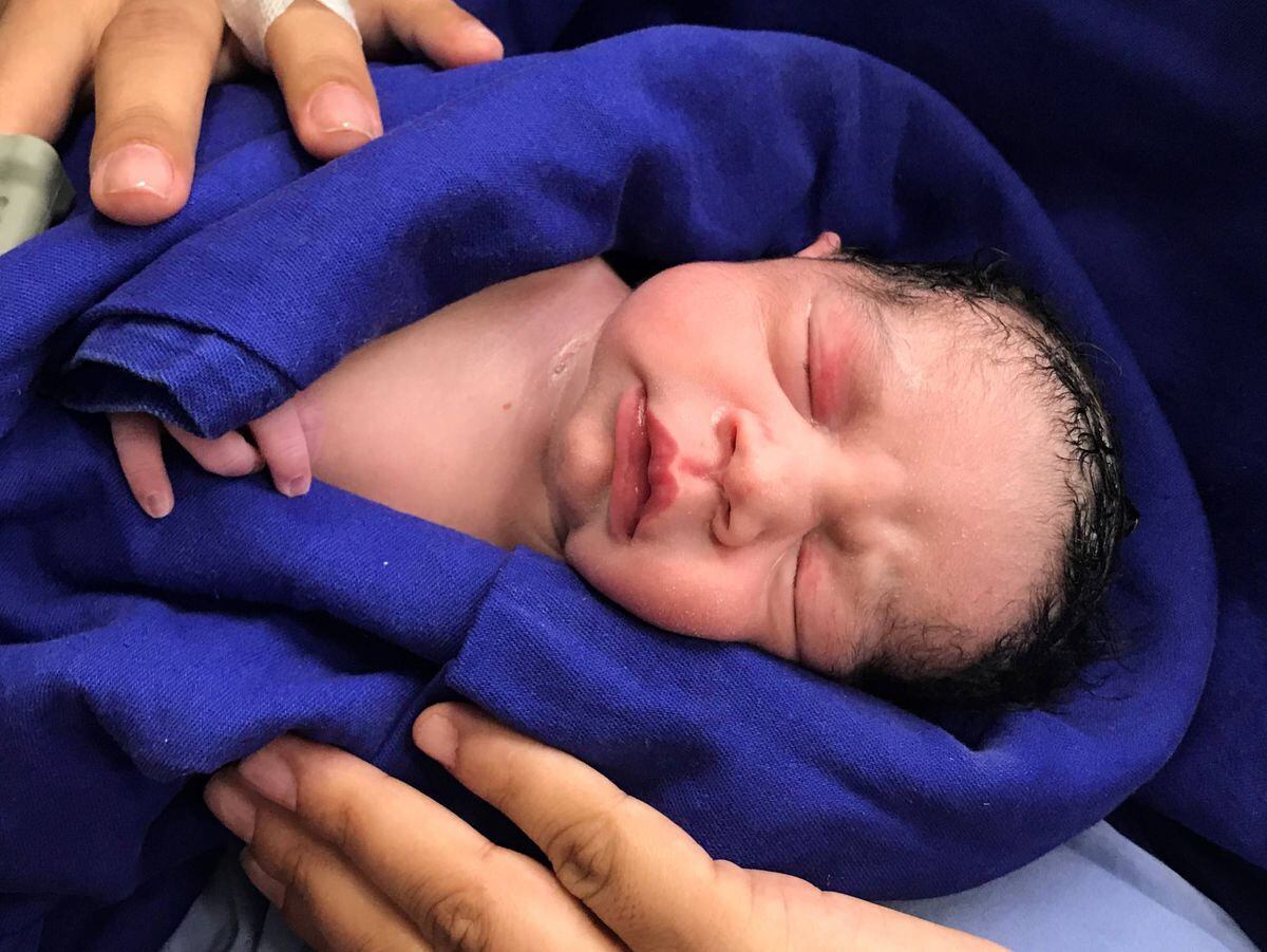 Mujer que recibió un utero de una mujer fallecida dio a luz a una niña