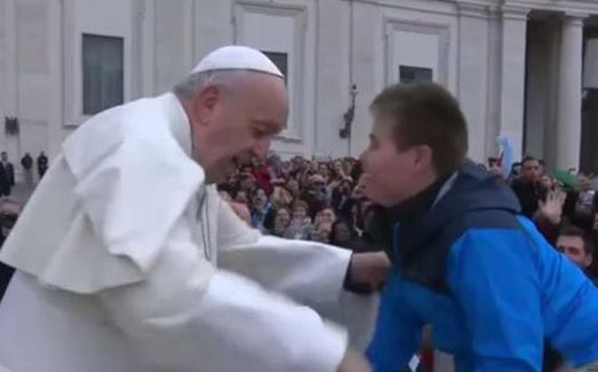 VIDEO| Papa Francisco cumple sueño de niño con síndrome de Down