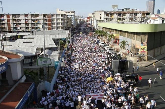 Miles de panameños asisten a la 'Marcha por la familia'
